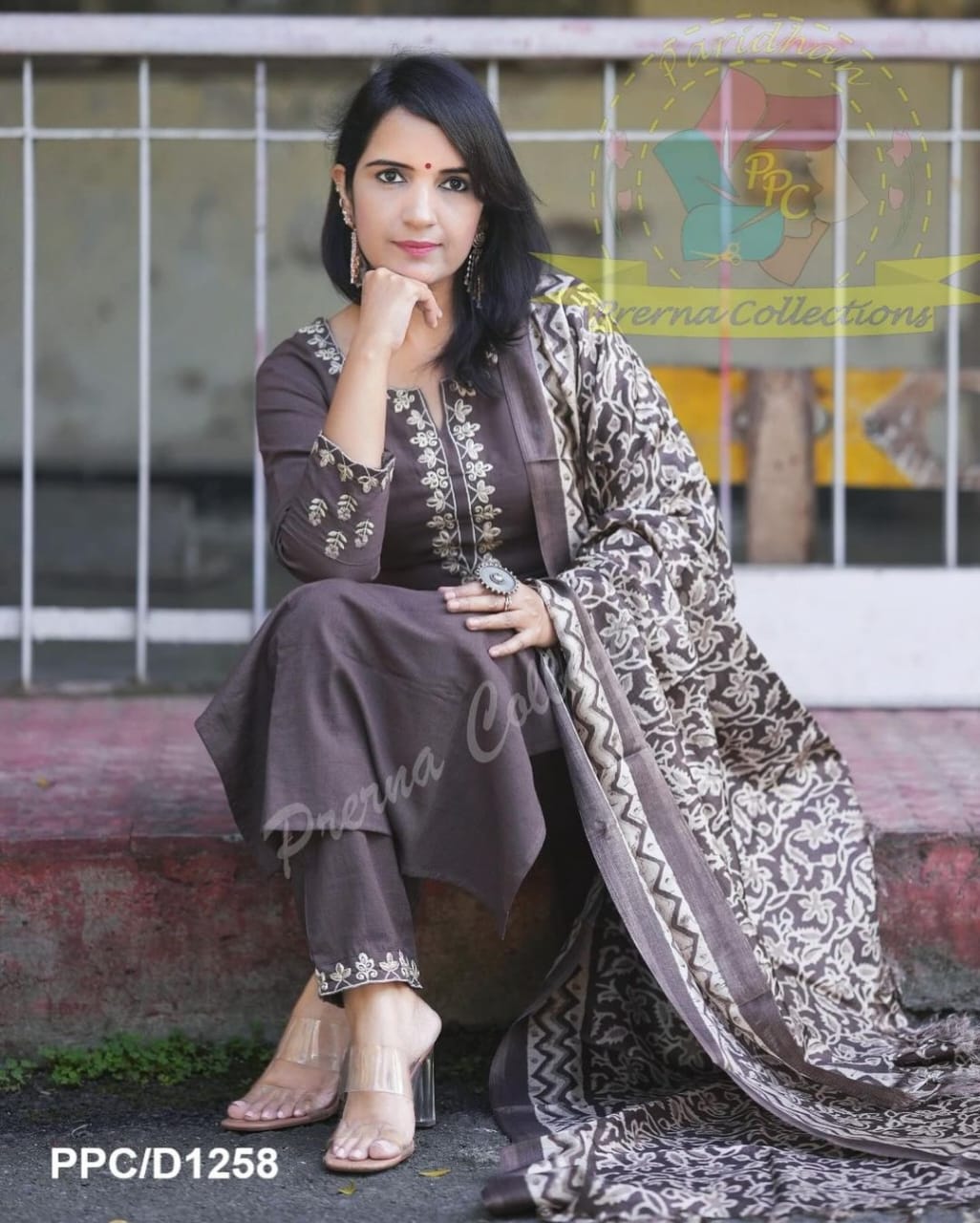 CLASSY AARI EMBROIDERY HANDLOOM SET WITH KHADI SILK KANTHA PRINT DUPATTA