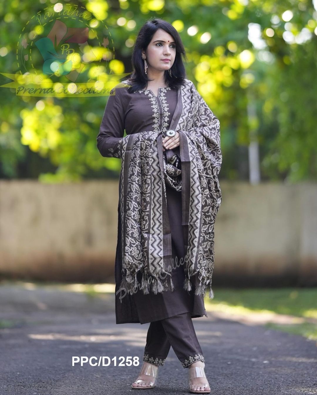 CLASSY AARI EMBROIDERY HANDLOOM SET WITH KHADI SILK KANTHA PRINT DUPATTA