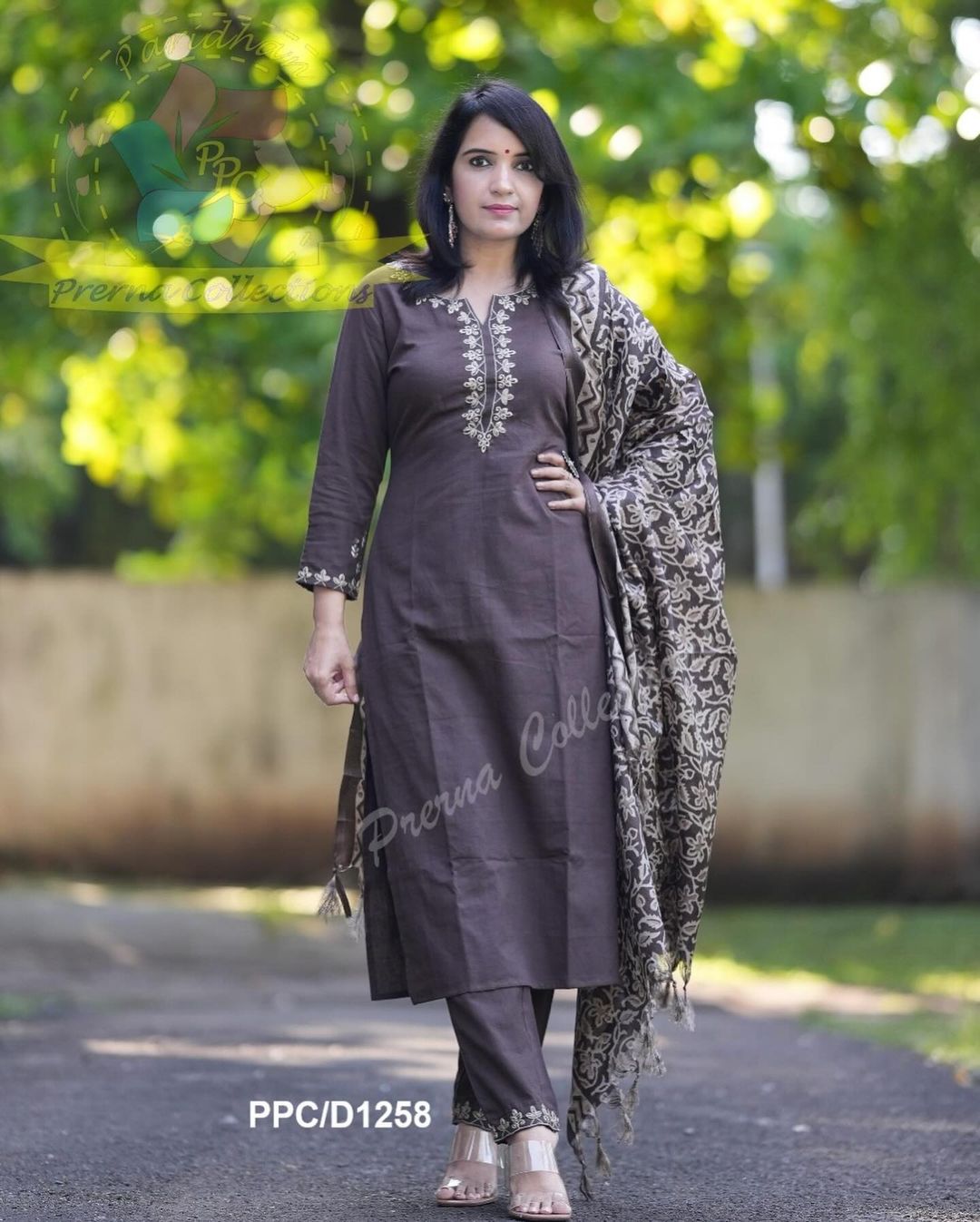 CLASSY AARI EMBROIDERY HANDLOOM SET WITH KHADI SILK KANTHA PRINT DUPATTA