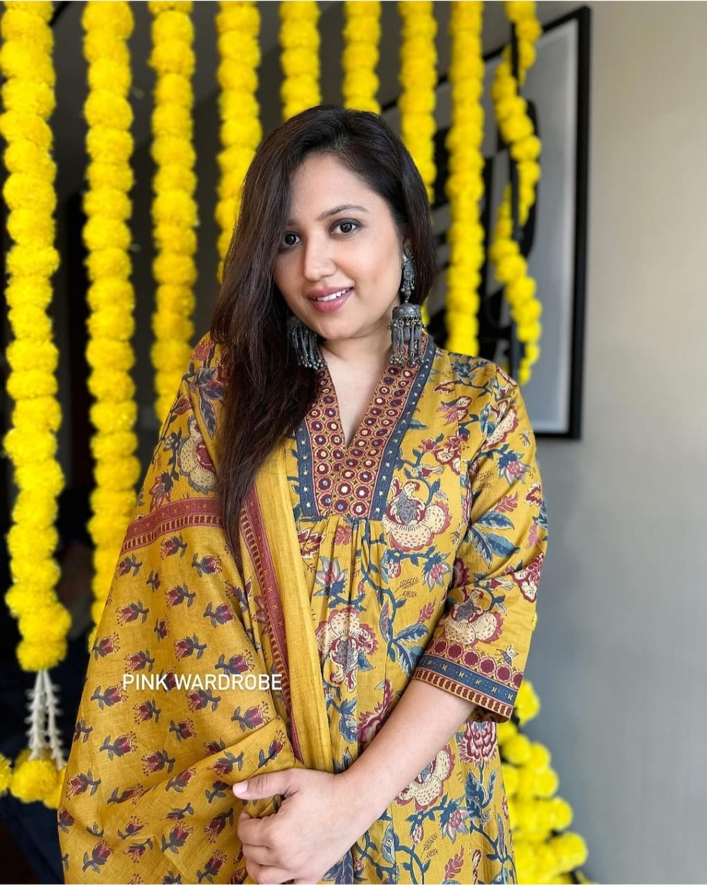 Beautiful flower print beautiful kurti pant with cotton malmal dupatta