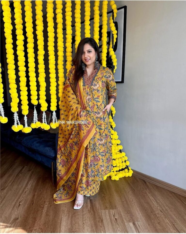 Beautiful flower print beautiful kurti pant with cotton malmal dupatta