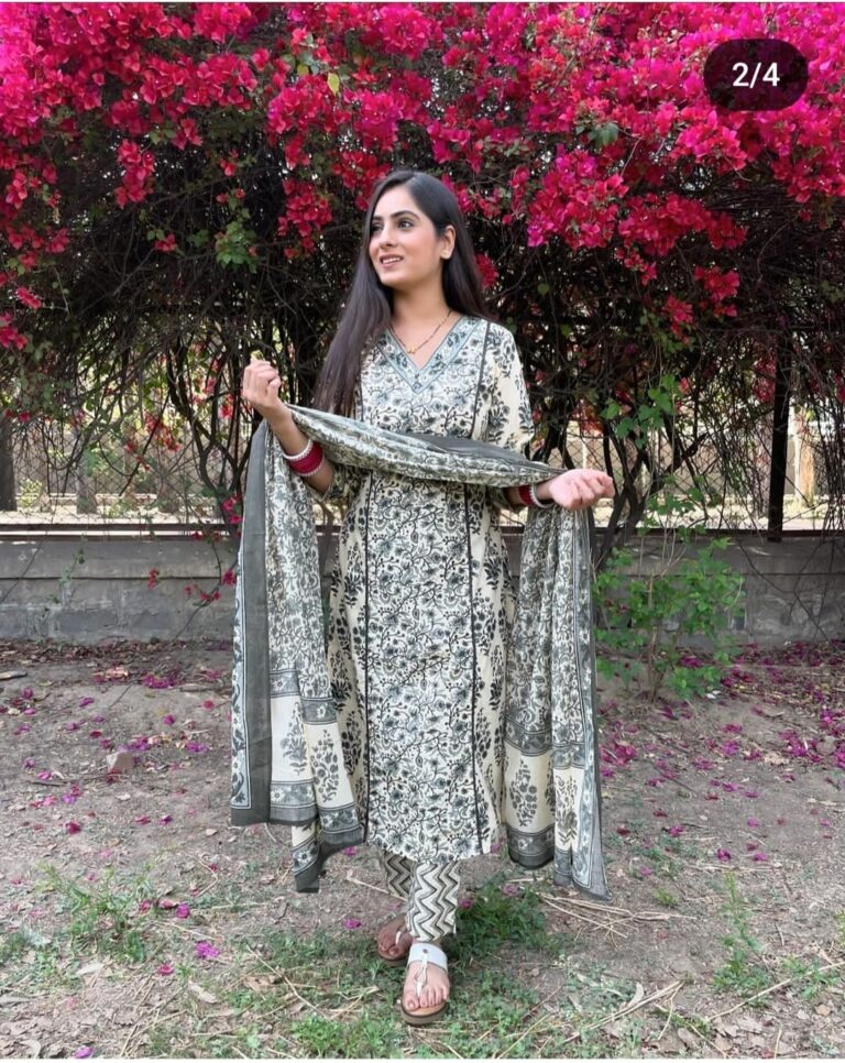 Beautiful flower print beautiful kurti pant with cotton malmal dupatta