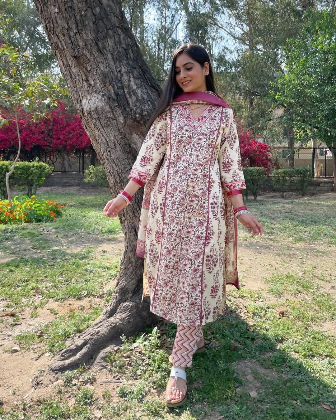 Beautiful flower print beautiful kurti pant with cotton malmal dupatta
