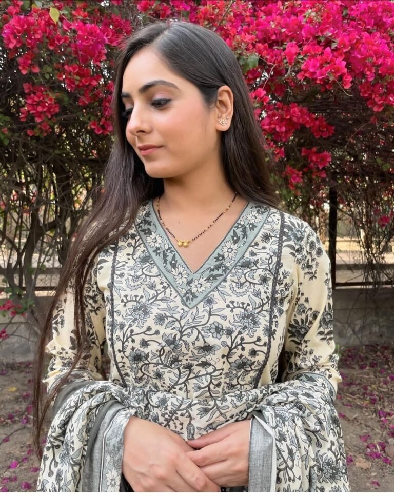 Beautiful flower print beautiful kurti pant with cotton malmal dupatta