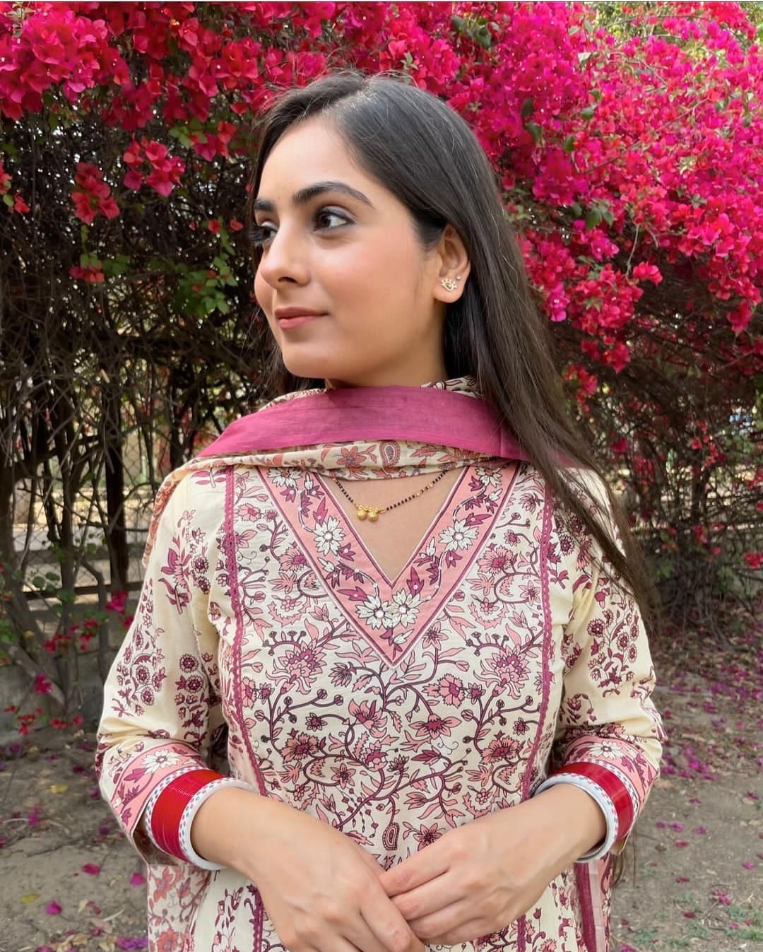 Beautiful flower print beautiful kurti pant with cotton malmal dupatta