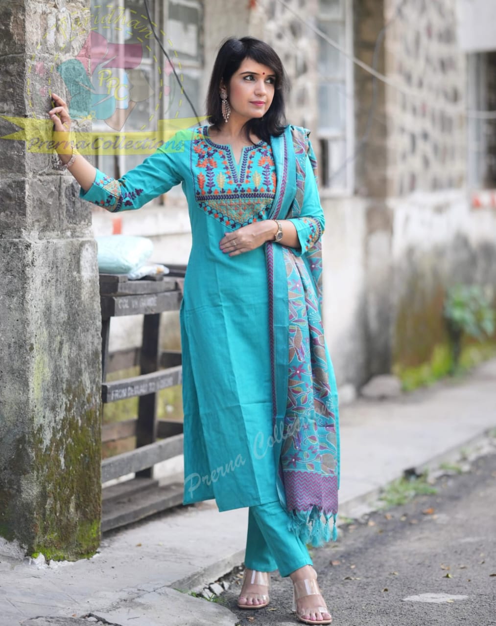 CLASSY AARI EMBROIDERY HANDLOOM SET WITH KHADI SILK KANTHA PRINT DUPATTA