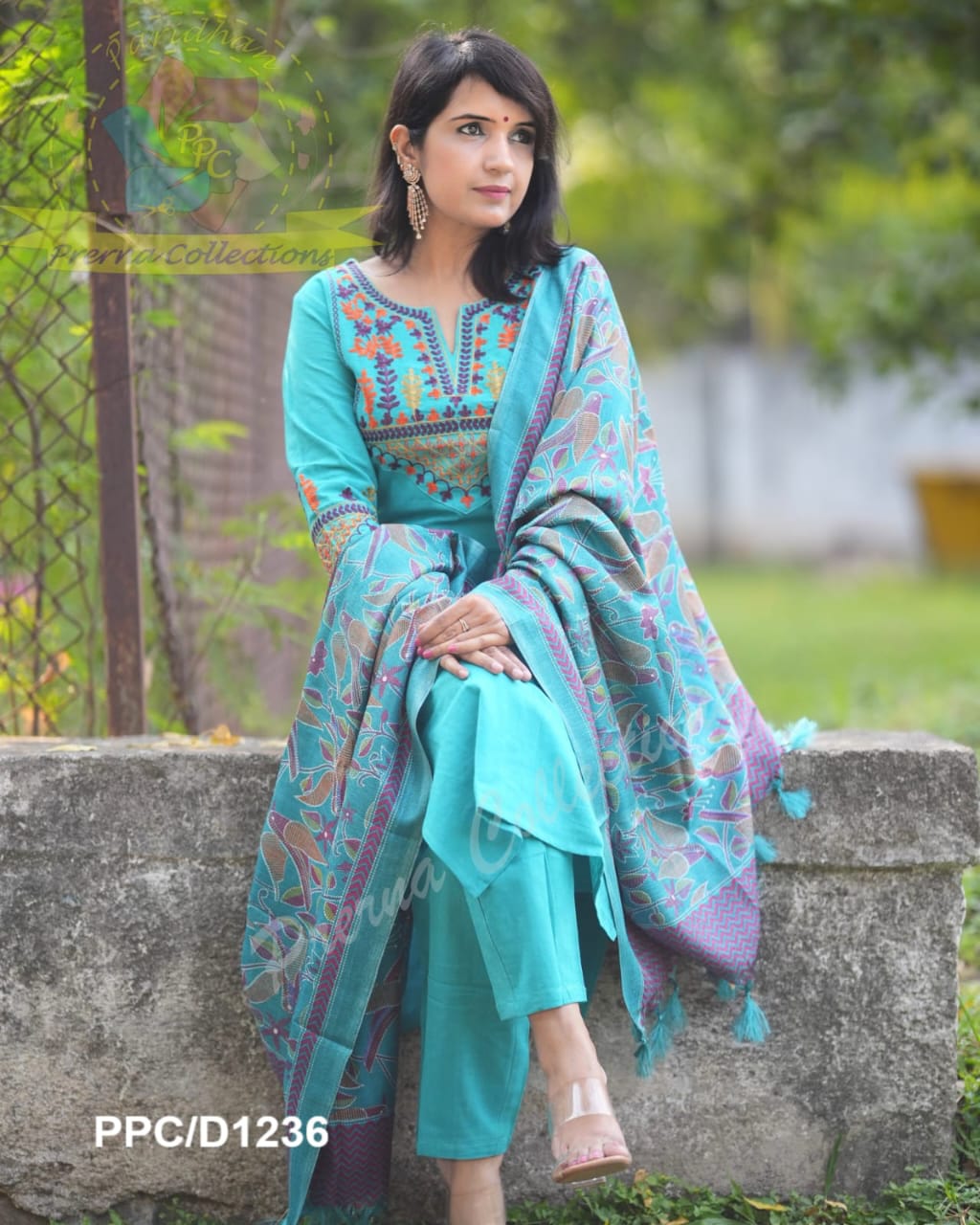 CLASSY AARI EMBROIDERY HANDLOOM SET WITH KHADI SILK KANTHA PRINT DUPATTA