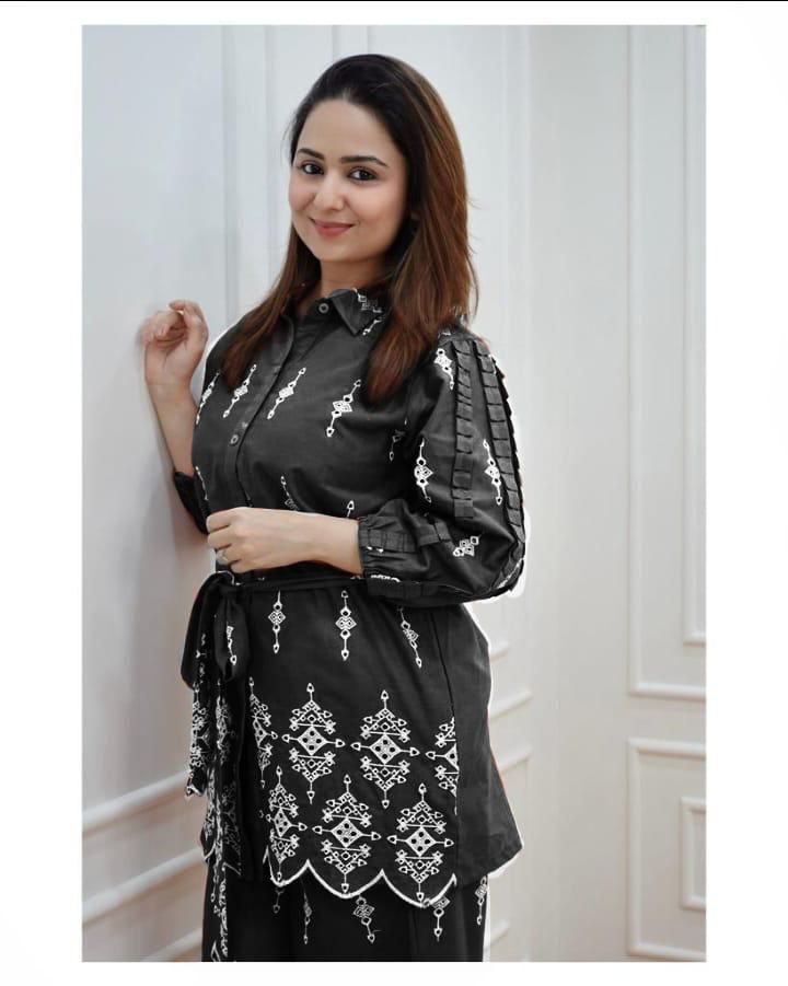 Dressing yourself with this cotton Febric coordinate set.