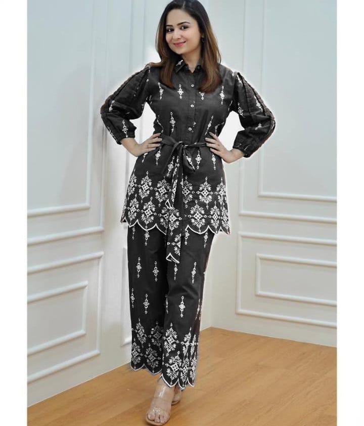 Dressing yourself with this cotton Febric coordinate set.