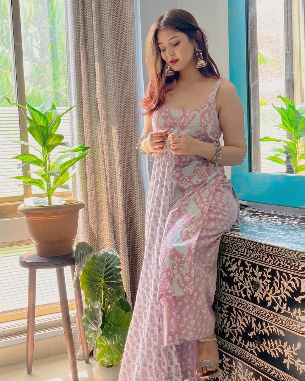 vibrant floral print and confident pocket