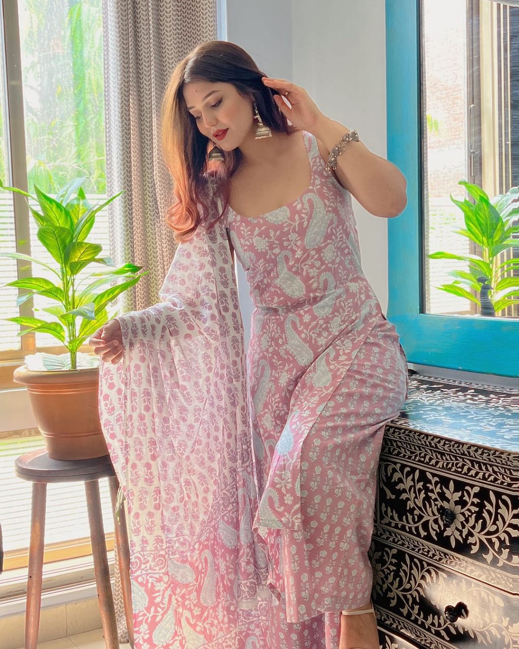 vibrant floral print and confident pocket