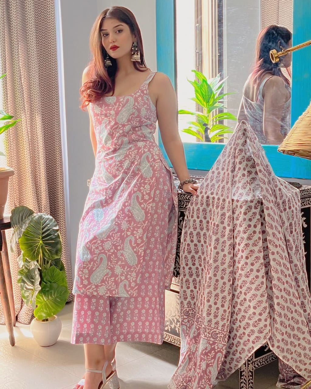 vibrant floral print and confident pocket